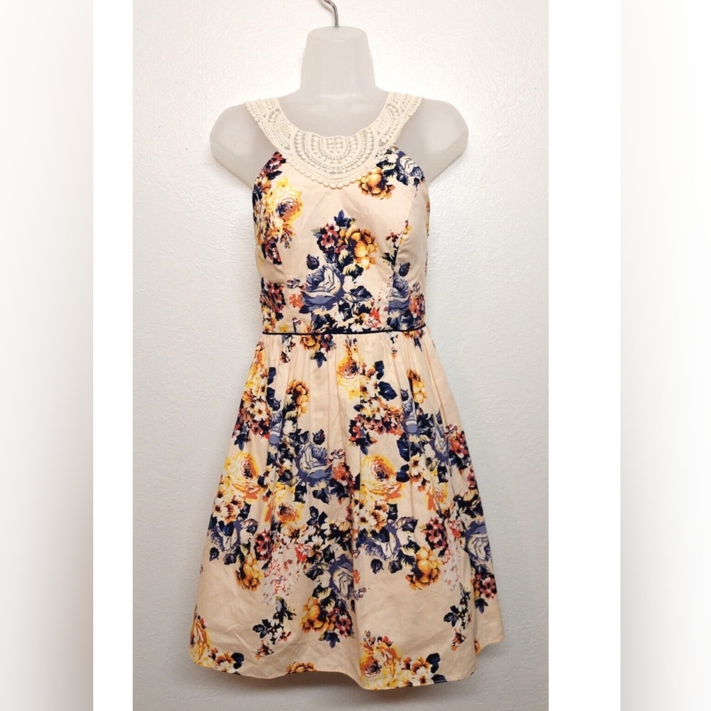 City Triangles: Floral Sleeveless Dress with Crochet Neckline